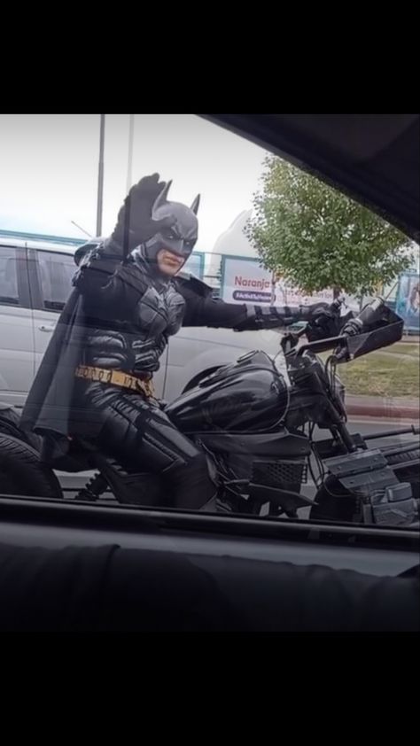 Motorcycle Spiderman, Profile Picture Hello Kitty, Batman Selfie, Batman And Hello Kitty, Batman Core, Batman And Spiderman, Batman Pfp, Batman Meme, Batman Room