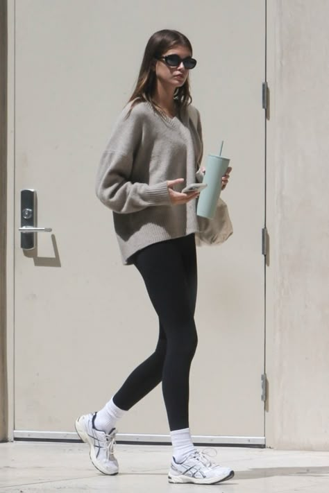 Kaia Gerber Outfits, Kaia Gerber Street Style, Sport Outfit Women, Kaia Gerber Style, Gymwear Outfits, Walking Outfits, Winter Inspo, Asics Sneakers, Kaia Gerber