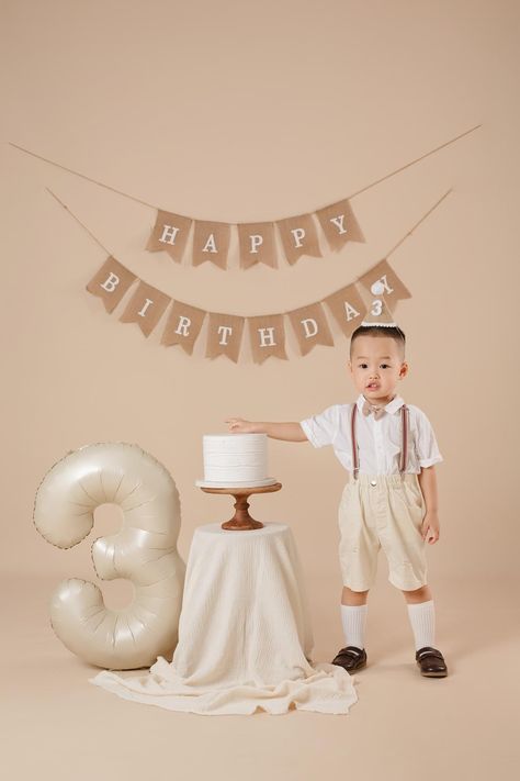 3 Year Birthday Photoshoot, 3rd Birthday Photoshoot Ideas Boy, 3rd Birthday Photography, Simple Baby Birthday, Birthday Photoshoot Ideas Boys, Cake Photoshoot, 3rd Birthday Boys, Toddler Pictures, Photoshoot Backdrops