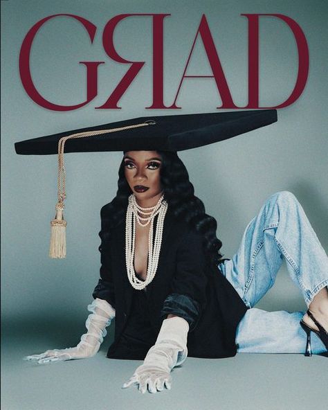 Baylor University Graduation Pictures, Delta Sigma Theta Photoshoot Graduation, 80s Graduation Pictures, Graduation Photoshoot Ideas University, Cap And Gown Aesthetic, Classy Graduation Photoshoot, Grad Picture Ideas Black Women, Fashion Graduation Pictures, Grad Photos Black Women