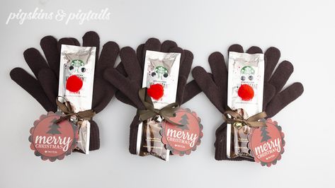 Reindeer Glove Treats | Cute Teacher Christmas Gift Ideas from Pigskins & Pigtails Student Christmas Gifts From Teacher Gloves, Kids Gloves Christmas Gift, Glove Christmas Gifts For Students, Glove Christmas Gifts, Glove Gift Ideas Christmas, Christmas Gloves Gift Ideas, Glove Gift Ideas, Christmas Gift Ideas For Students, Gloves Gift Ideas