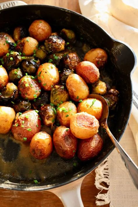 Honey Mustard Potatoes and Brussels Sprouts. - Healthy Elizabeth Healthy Elizabeth, Mustard Potatoes, Recipes Vegetables, Butter Pie, Eat Clean, Perfect Side Dish, Roasted Potatoes, Veggie Dishes, Brussels Sprouts