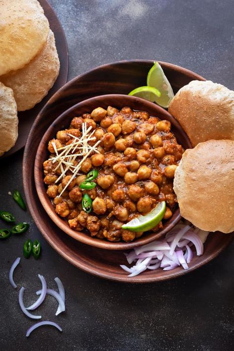 Food Istanbul, Breakfast Indian, Rice Breakfast, Chole Recipe, Kachori Recipe, Indian Food Photography, Punjabi Food, Tomato Gravy, Catering Display