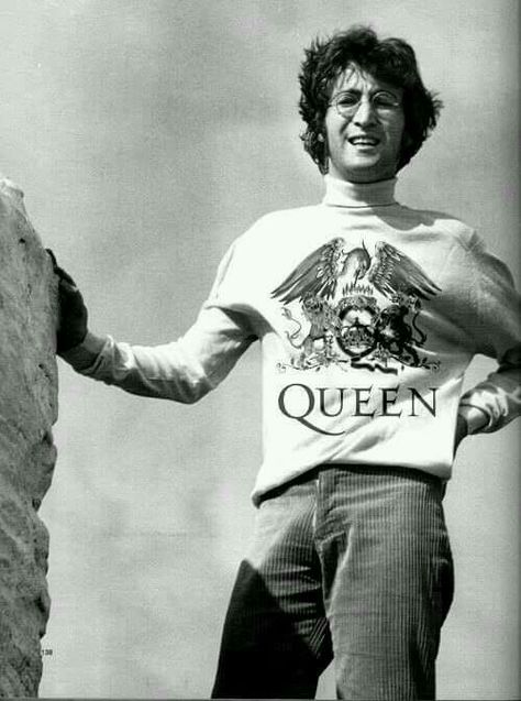 John Lennon wearing a Queen shirt. Priceless. John Lennon Fashion, John Lennon Quotes, Sean Lennon, John Lennon And Yoko, Imagine John Lennon, Beatles Photos, John Lennon Beatles, Beatles Pictures, Ukulele Tabs