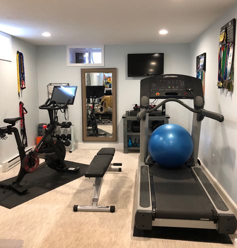 Gym At Home Decor, Excersise Room Decor Home Gyms, Peloton Gym Ideas, Peloton Home Gym Ideas, Exercise Room Ideas, At Home Gym Ideas, Small Gym Room Ideas, Home Gym Aesthetic, Peloton Home Gym