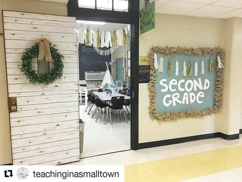 Lindsay on Instagram: “Can you even HANDLE this cuteness?! Soooo adorable, @teachinginasmalltown! #Repost @teachinginasmalltown with @repostapp ・・・ Hallway views…” Farmhouse Decor Classroom, Second Grade Classroom, Classroom Goals, Classroom Makeover, Decor Classroom, Elementary Classroom Decor, 2nd Grade Classroom, New Classroom, Class Decoration