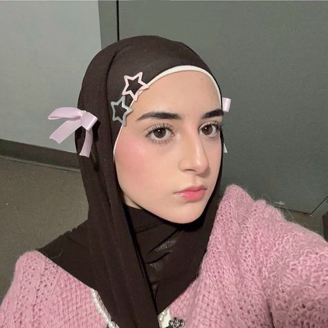 hello~ 🎀 ˚₊‧꒰ა ♡ ໒꒱ ‧₊˚ #hijabi #coquette #explore #ribbon #pink Cute Hijabi Girl, Hijabi Coquette, Hijab Aesthetic Outfit, Pink Hijab Outfit, Modest Muslim Outfits, Black Outfit Hijab, Cute Hijabi Outfits, Cute Pink Outfits, Pink Hijab