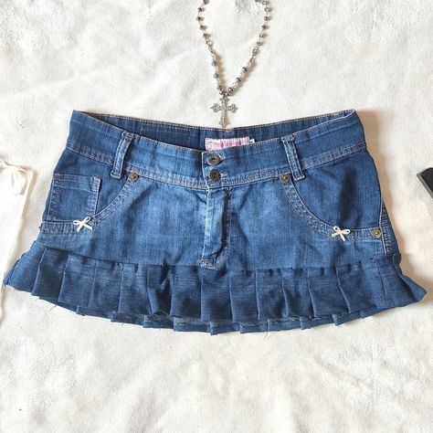 ❌Vendida❌ Micro saia jeans cós baixo plissada y2k UPCYCLING Tamanho 38/40 Em perfeito estado, impecável 💵58,00 <3 Gostou? Comente "fila" que te chamarei no direct seguindo a ordem dos comentários Aguardo 20 minutos para a negociação, se não houver respostas darei continuidade na fila Y2k Upcycling, Micro Skirt, Jeans Y2k, Doesn't Matter, Maze Runner, Jean Skirt, True Beauty, Mini Skirt, Tights