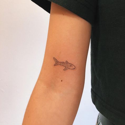 Lil whale shark - love love love doing mini tattoos 💙 Whale Shark Tattoo, Hai Tattoo, Tattoos Masculinas, Whale Tattoos, Shark Tattoo, Shark Tattoos, Cute Tiny Tattoos, Discreet Tattoos, Head Tattoos