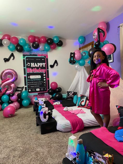 My dayghter loved her golden Birthday sleepover/spa party Tik Tok Sleepover Party, Budget Kids Birthday Party, Birthday Sleepover Ideas, Suprise Birthday, Birthday Sleepover, Bday Party Kids, Sleepover Birthday, Birthday Things, Sleepover Birthday Parties