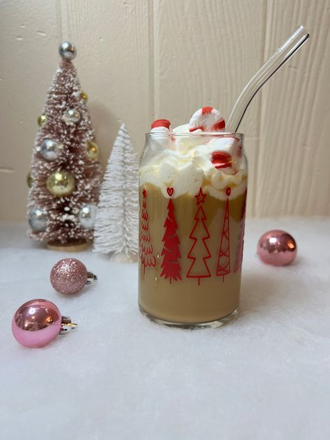 Cold Starbucks Drinks, Christmas Cups, Glass Coffee Cups, Pretty Cups, Coffee Pictures, Iced Coffee Cup, Glass Straws, Holiday Christmas Gifts, Christmas Drinks