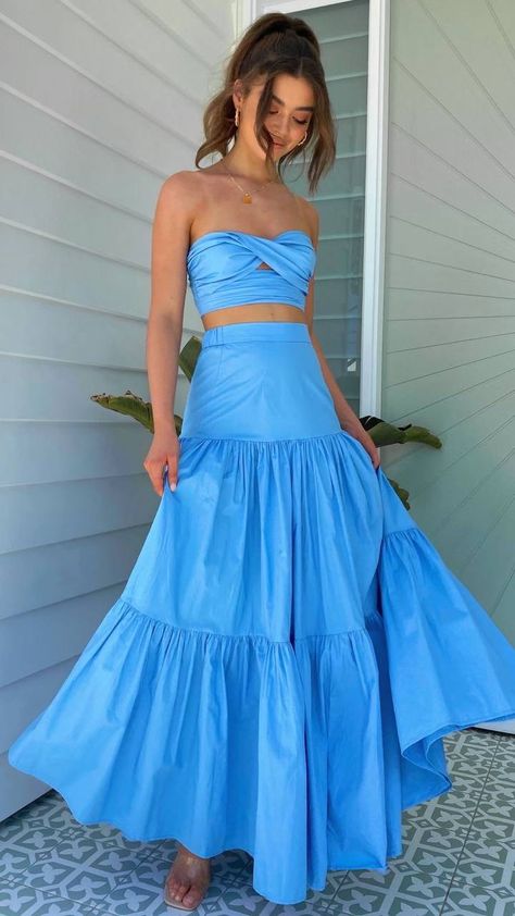 Bone Model, Winter Typ, Hoop Skirt, Strapless Crop Top, Looks Party, Long Prom Dresses, Party Look, Periwinkle Blue, Chic Outfit