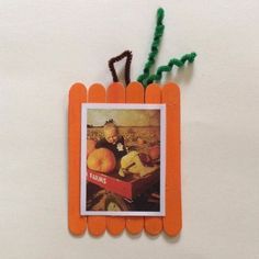 The kids will love making this Craft Stick Pumpkin Frame and attaching their favorite Fall or Halloween picture. Hang for all to see. Halloween Picture Frames, Craft Frame, Thanksgiving Crafts Preschool, Halloween Kindergarten, Picture Frame Crafts, Thanksgiving Pictures, Thanksgiving Preschool, Halloween Frames, Halloween Preschool