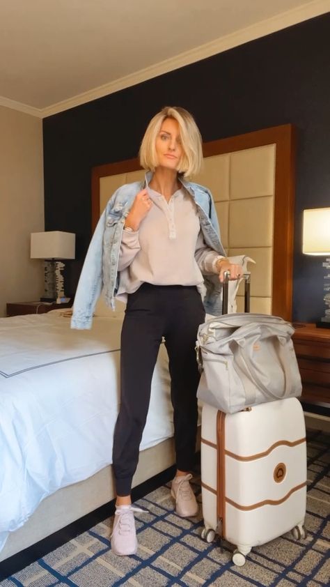 Joggers Athleisure Outfit, Airport Athleisure Outfits, Lulu Align Joggers Outfit, Jogger Athleisure Outfit, Airport Joggers Outfit, Athleisure Jogger Outfit, Travel Jogger Outfit, Lululemon Airport Outfit, Athleisure Outfits Joggers