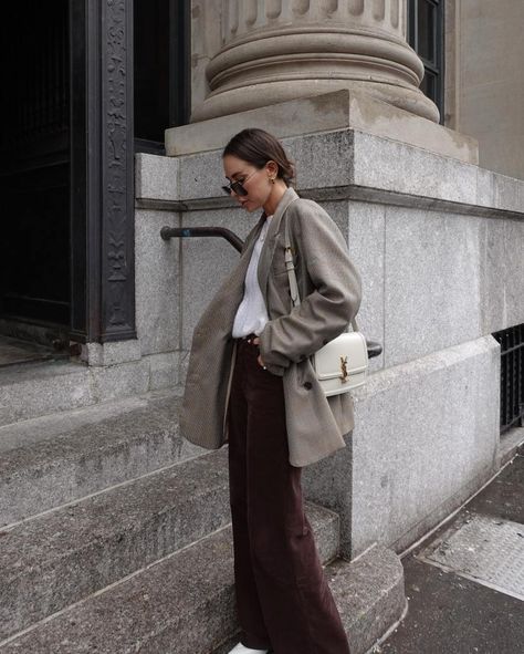 What To Wear With Corduroy Pants: 11 Amazing Outfits - The Wandering Girl 90s Corduroy Outfit, Dark Brown Corduroy Pants Outfit, Corduroy Pants Outfit Ideas, Corduroy Outfits, Cordoroy Pants, Corduroy Pants Outfit, Dark Brown Pants, Pants Outfit Ideas, Fashion Travel Outfit