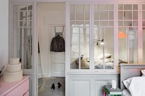 Inomhusfönster Indoor Sunrooms, Indoor Window, Tiny Apartments, French Windows, Interior Windows, Estantes Flotantes, The Bedroom, Glass Doors, My Dream Home