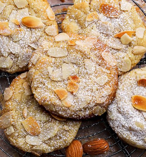 These Simple Almond Croissant Cookies have the ultimate rich flavour of an almond croissant minus the effort to make a batch of croissants. Almond Crinkle Cookies, Almond Recipes Dinner, Big Soft Cookies, Almond Crossaint Cookie, Almond Flavored Desserts, Almond Croissant Cookies, Almond Extract Cookies, Sliced Almond Cookies, Cookie Croissant