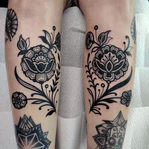 ❀ Kamila Daisy ❀ LONDON ❀ | Amazed at the commitment Sigrid had for getting tattooed last week. She came all the way from Sweden and we did the the poppy and bluebells… | Instagram Getting Tattooed, Traditional Tattoo Flowers, Lavender Tattoo, Choosing Me, Daisy Tattoo, Knee Tattoo, Calf Tattoo, Baby Tattoos, Time Tattoos