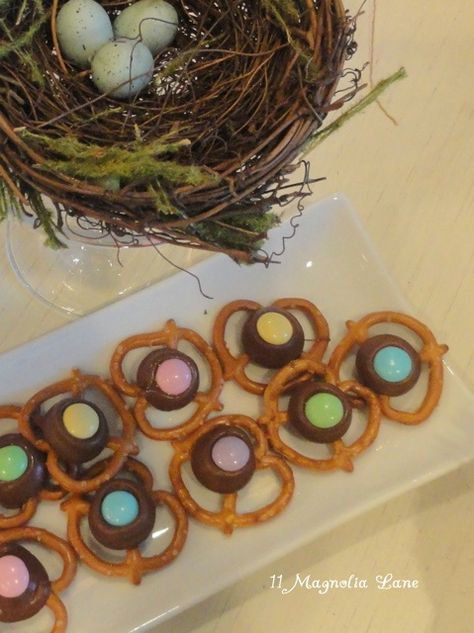 Easter Treat-Pretzel Kisses pensypat Easter Pretzels, Pretzel Kisses, Easter Pretzel, Easter Food Ideas, How To Make Pretzels, Easy Treats To Make, Easy Easter Treats, Easter Decor Ideas, Savory Recipe