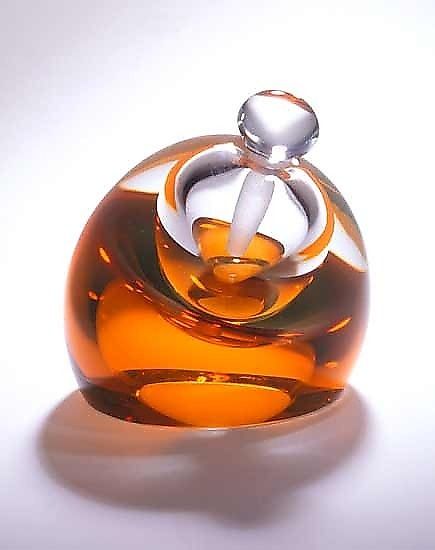 Perfume inclinado de Mary Ellen Buxton y Kevin Kutch (botella de perfume de vidrio artístico) Perfume Bottle Design Unique, Unique Glass Bottles, Emotional Oranges, Magical Artifacts, Cologne Bottles, Perfume Art, Bottle Design Packaging, Perfume Bottle Design, Perfume Bottle Art