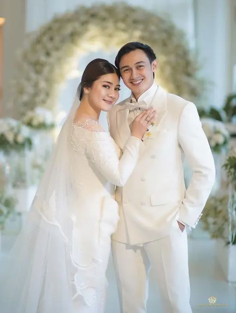 10 Potret Bahagia Pernikahan Felicya Angelista dan Caesar Hito Saat Pemberkatan - News & Entertainment Fimela.com Pose Pengantin, Pose Prewedding, Pose Wedding, Pose Couple, Muslimah Wedding Dress, Wedding Dress Sketches, Muslimah Wedding, Foto Wedding, Wedding Portrait Poses