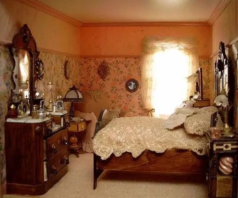 Shoebox Project, Dollhouse Crafts, Doll House Bedroom, Miniature Inspiration, Victorian Bedroom, Dollhouse Bedroom, Dolls House Interiors, Miniature Rooms, Peach Blossom