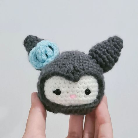 current obsession: KUROMI [the cutest villain everrr!] 🩷💜 ps. i added a blue pretzel hairclip coz i'm overdoing it with the bows lately HAHAHA. pss. you're still no.1 in mah heart, cinnamoroll. pattern by: @danielleldesigns (youtube) #crochet #crochetersofinstagram #kuromi #kuromicore #sanrio #sanrioph #crochetkeychain #crochetinspiration #keychains #crochetph #crochetphilippines #kawaiiaesthetic Cinnamoroll Pattern, Kuromi Bag, Crochet Amigurumi Keychain, Amigurumi Keychain, Plush Crochet, Current Obsession, Kawaii Aesthetic, Crochet Keychain, Keychains