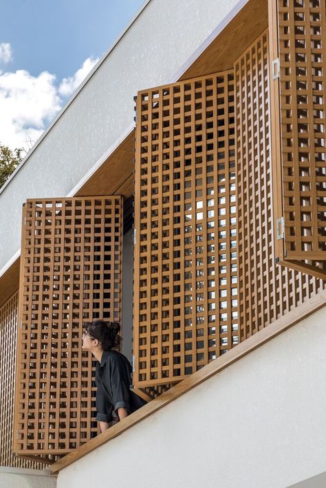 Facade Architecture Design, Architecture Design Concept, Tropical House, Design Exterior, Design Del Prodotto, Wooden Slats, Facade Architecture, Salamanca, Facade Design