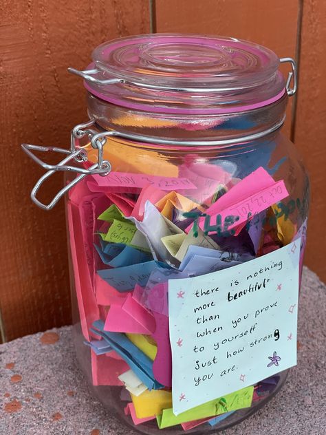 A happiness jar is nothing but a jar, filled with moments of gratitude, memories worth remembering, motivation for a future you, etc. Encouragement Jar, Nurses Gifts Diy, Happiness Jar, 365 Jar, Jar Of Notes, Painting Glass Jars, Happy Jar, Memory Jar, Drinking Jars