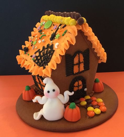 Haunted Gingerbread House, Halloween Gingerbread House, Halloween Gingerbread, Duff Goldman, Ginger Bread House Diy, Gingerbread House Recipe, Cookie Decorating Kit, Gingerbread House Parties, Gingerbread House Designs