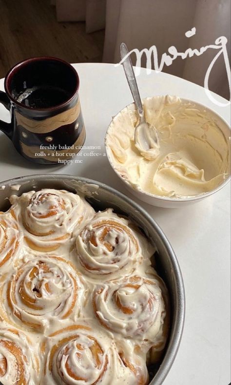 Cinnamon Rolls Aesthetic, Minuman Starbucks, Cinnabon Cinnamon Rolls, Food Captions, Bakers Gonna Bake, Food Presentation, Food Obsession, Sweet Snacks, Pretty Food