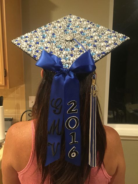 Blinged graduation cap College Grad Cap Ideas, Graduation Cap Decoration Diy, High School Graduation Cap, College Graduation Cap Decoration, Grad Hat, Grad Cap Designs, Diy Graduation Cap, Kids Graduation, Graduation Cap Designs