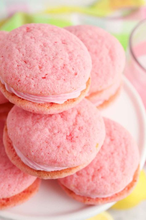 Lemonade Cookies Recipe, Cruffins Recipe, Homemade Pink Lemonade, Pink Lemonade Cookies, Lemonade Cookies, Cookies Chewy, Frosted Lemonade, Gooey Chocolate Chip Cookies, Box Lunches