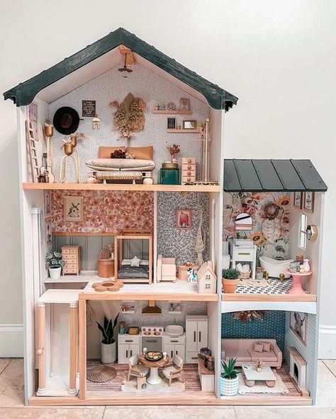 Kidkraft Dollhouse, Ikea Dollhouse, Diy Barbie House, Dollhouse Design, Homemade Dolls, Diy Doll Miniatures, Doll House Plans, Doll House Crafts, Dollhouse Projects