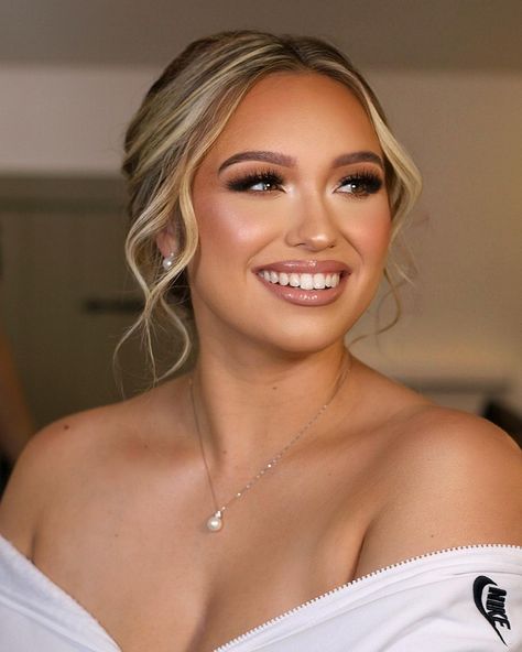 Wedding Makeup Glowy Glam, Natural Bronze Wedding Makeup, Bronze Bridesmaid Makeup, Bride Lash Extensions, Subtle Glam Wedding Makeup, Best Bridal Lipstick, Bridesmaid Makeup Glam, Wedding Glam Makeup Brides Brown Eyes, Makeup Ideas For Bride