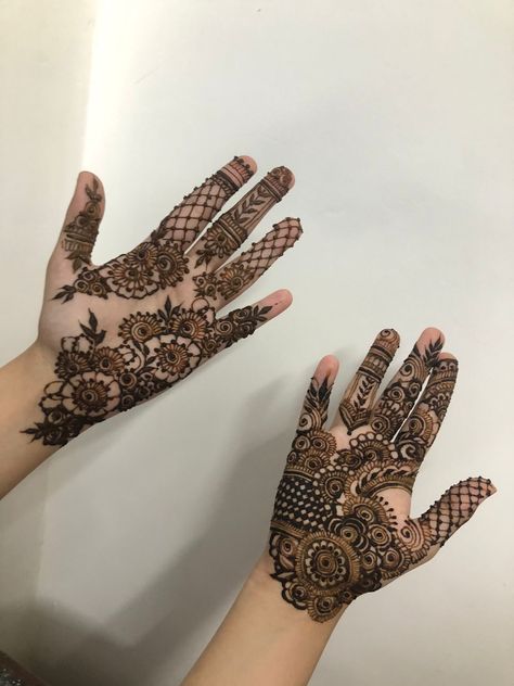 Frant Mehandi Designs Simple, Mehendi Designs Palm, Aesthetic Mehendi, Front Mehndi, Traditional Mehndi Designs, Traditional Mehndi, Cute Henna Designs, Face Hairstyles, Mehedi Design