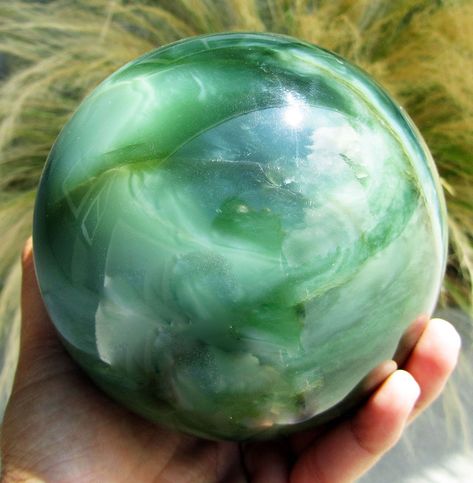 jade - Google Search Jade Properties, Black Pinterest, Rocks And Fossils, Geology Rocks, Crystal Balls, Pretty Rocks, Cool Rocks, Spring Jewelry, Porcelain Art