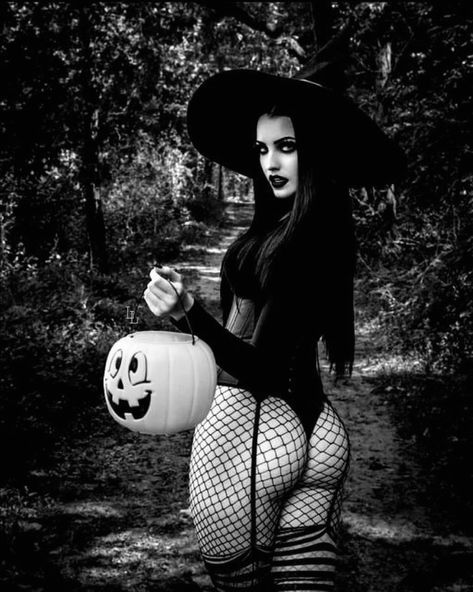 Witch Photos, Bouidor Photography, Dark Beauty Photography, Halloween Photography, Creation Photo, Halloween Photoshoot, Fall Photoshoot, Halloween Photos, Gothic Beauty