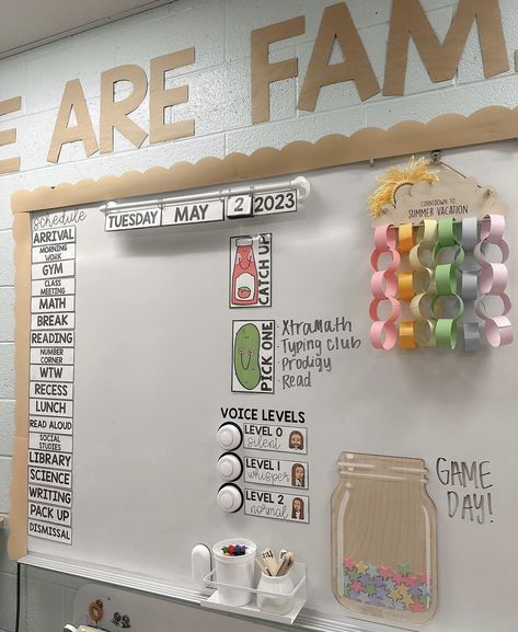 Teacher Attire Plus Size, First Grade White Board Ideas, Simple Boho Classroom, Student Teaching Must Haves, Teacher Classroom Ideas Kindergarten, Kindergarten Whiteboard Setup, 4th Grade Classroom Ideas, Lunch Choice Ideas For Classroom, Kindergarten Classroom Bulletin Boards