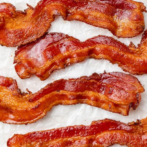 Cooking bacon in the air fryer is the absolute key to perfectly crispy bacon. Not only that, it's super easy and hands off - no flipping or grease splattering! We just adore our crispy air fryer bacon; you'll never cook bacon any other way. #easy #breakfast #keto Candied Bacon Recipe, Bacon Chips, Microwave Bacon, Breakfast Sides, Unique Snacks, Bacon In The Oven, Bacon Sandwich, Breakfast Keto, Easy Bacon