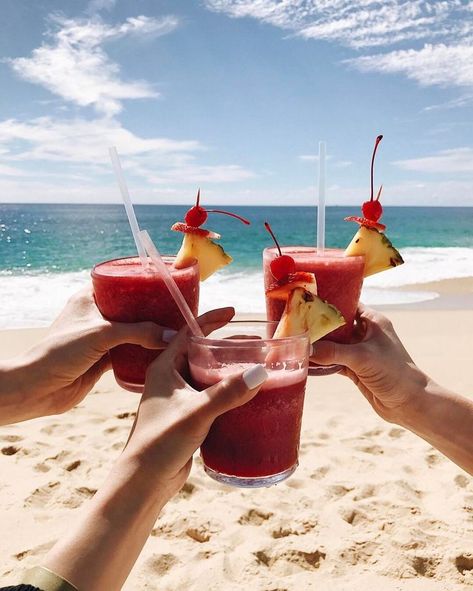 ☆ pin: hanegillespie ☆ Cabo Resorts, Fruity Drinks, Summer Goals, Foto Poses, Summer Feeling, Summer Breeze, Beach Vibe, Photo Instagram, Tgif