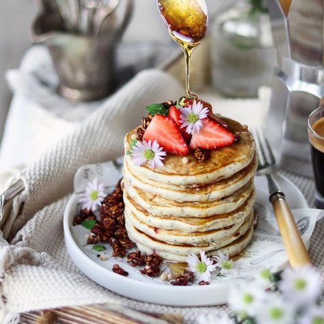 Bring on all the berries! Can you believe it’s April tomorrow? We’ll bring on the spring fruits with a side of pancakes 😉 these vegan strawberry poppyseed pancakes are the perfect morning treat! Get @nm_meiyee recipe with the link in my bio . . https://nmmeiyee.com/2018/05/05/vegan-strawberry-poppyseed-pancakes/ Poppyseed Pancakes, Pancakes Strawberry, Photography Food Styling, Vegan Pancakes, Photography Food, Breakfast Pancakes, Pancakes And Waffles, Savoury Cake, Pancake Recipe