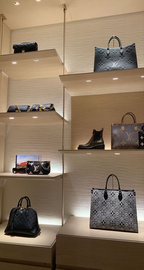 Purse Display, Store Plan, Shoe Store Design, Lv Tote, Store Concept, Interior Shop, Louis Vuitton Store, Small Leather Bag, Bag Display