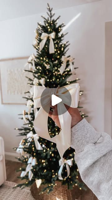 Jen Alvarez • Home Decor on Instagram: "How to make the perfect Christmas bow 🎀 comment “BOW” & I’ll send over the details to shop what I used! With just ribbon, chopsticks (or straws), & packing tape, you’ll have perfect, stunning bows in no time!   Save for later & send to your bow loving friends 🤍 Shop in my bio on my LTK  #bowtutorial #diybows  #bowhack #christmasdecor #ltkhome #tistheseason #christmasdecor #ltkholiday #amazonfinds  #christmasbows #christmasbowhack #bowseason" Christmas Tree With Bows Only, How To Make Christmas Tree Bows, Bows On Christmas Tree, Christmas Tree With Bows, Bows Christmas Tree, Christmas Content, Bow Season, Bow Christmas Tree, Santas Coming