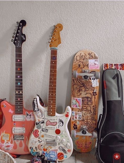 Gitar Vintage, Dream Guitar, Bedroom Drawing, Desain Buklet, Guitar Obsession, Cool Electric Guitars, 2000s Nostalgia, Image Swag, Guitar Case