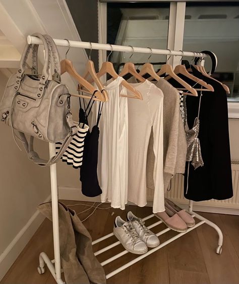 Clothing Rack Ideas, Rum Inspiration, Summer Date Night Outfit, Y2k Beach, Fashion Bella, Summer Date Night, Adventure Explore, Clothes Rack, Dream Room Inspiration