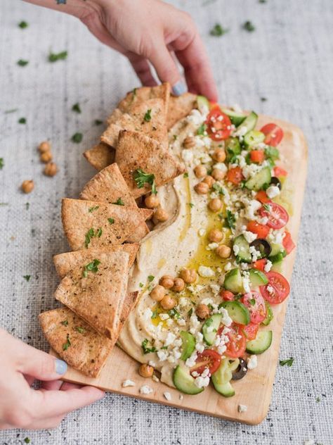 A greek hummus board idea that is as pretty as it is delicious! Click through for all 3 easy summer salad recipes perfect for entertaining. #summersalads #saladrecipe #summerrecipe #hummus #hummusboard Hummus Board, Easy Summer Salad Recipes, Greek Hummus, Salad Coleslaw, Hummus Platter, Easy Summer Salad, Sommer Mad, Resep Salad, Summer Salad Recipes