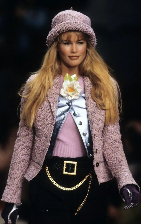 Chanel 1994, Chanel Runway, 90s Runway Fashion, Runway Fashion Couture, Aria Montgomery, Chanel Couture, Grunge Look, Claudia Schiffer, Chanel Vintage