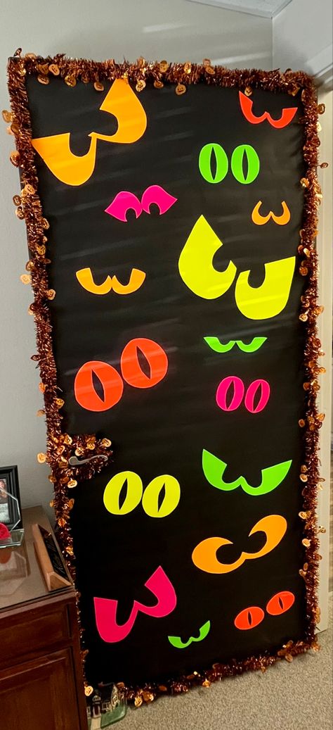 School Door Halloween, School Gym Halloween Decorations, Halloween Door Decorations Nursing Home, Halloween Decorated Doors For School, Easy Halloween Door Ideas For Classroom, Halloween School Bulletin Board Ideas, Diy Halloween Decorations For Classroom, Halloween Door Decorations Contest School, Halloween Teacher Door Decorations