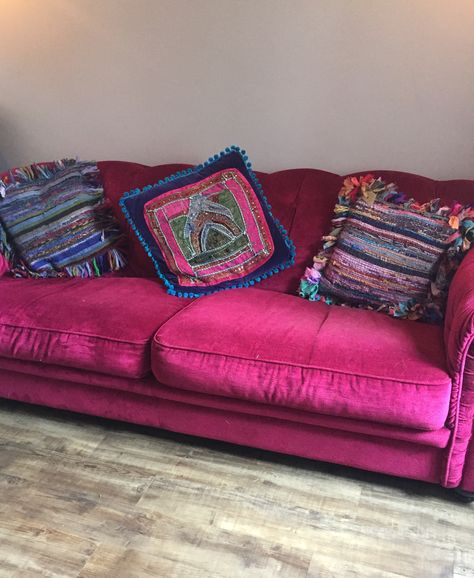 Dark Pink Sofa, 60s Couch, Pink Couch Living Room, Pink Sofas, Pink Velvet Couch, Velvet Sofa Living Room, Pink Velvet Chair, Pink Velvet Sofa, Pink Couch